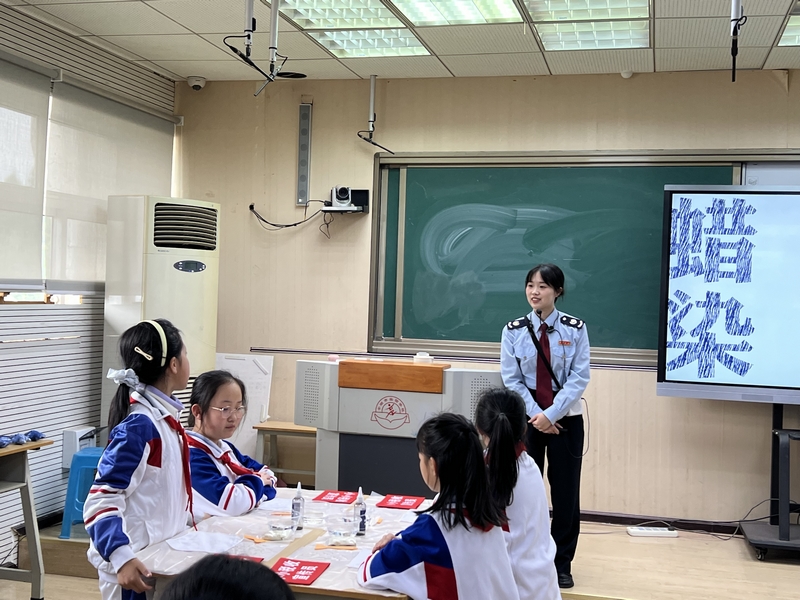 税务老师讲解税收如何支持蜡染传承，趣味问答环节，同学们踊跃发言。董茹芸摄