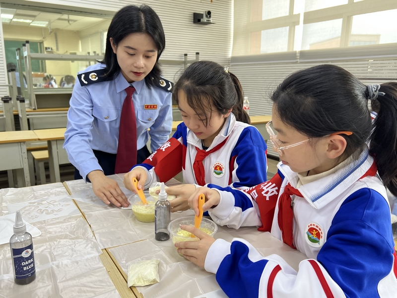 手工老师带领同学们体验蜡染。董茹芸摄