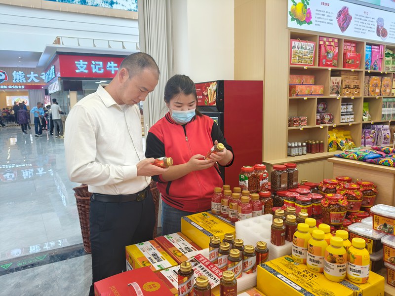 顧客挑選商品。