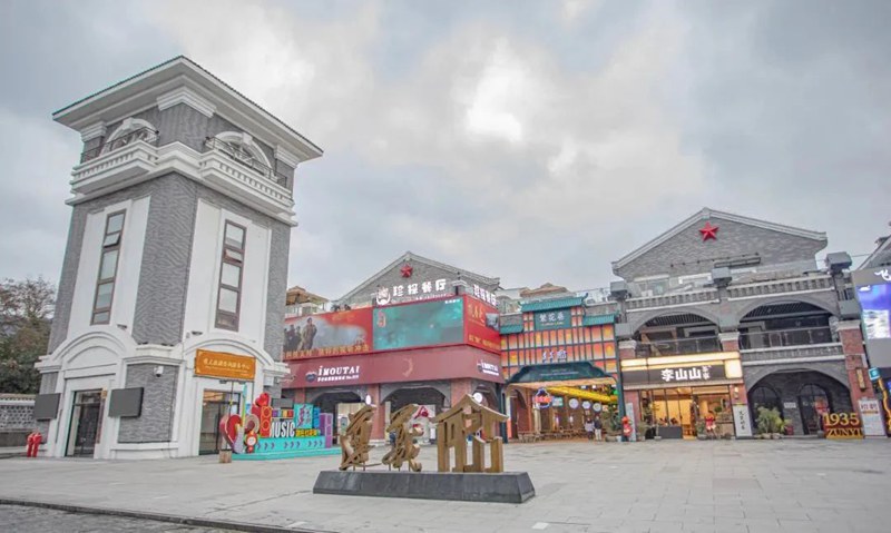 红花岗区夜市小吃一条街。