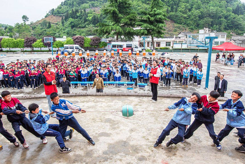 2025年4月29日，貴州省畢節市黔西市協和鎮協和中學，學生在科普志願者的指導下體驗“馬德堡半球”實驗。