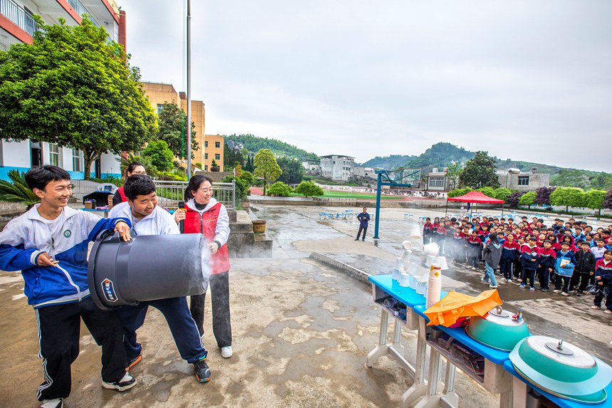 2025年4月29日，貴州省畢節市黔西市協和鎮協和中學，學生在科普志願者的指導下體驗“空氣炮”實驗。