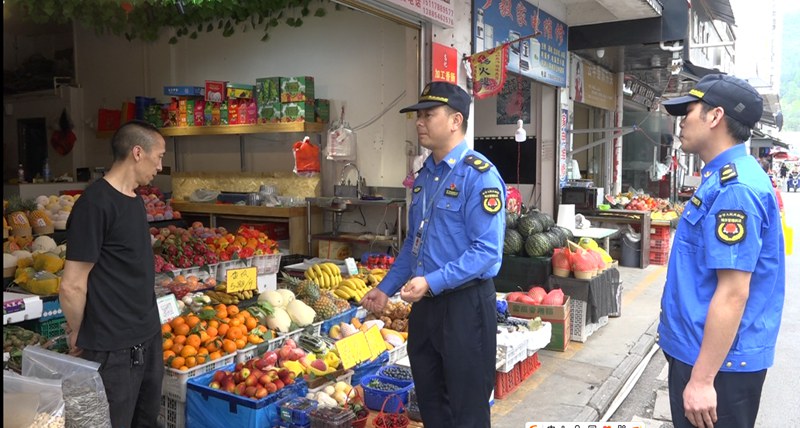 执法人员监督食品安全。