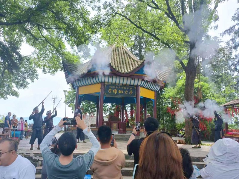 鸣枪迎客。