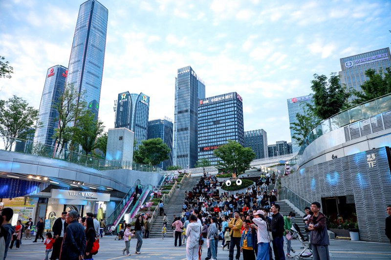 動感十足的音樂吸引了眾多市民游客駐足欣賞。