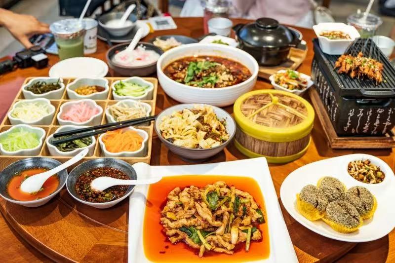 美食。
