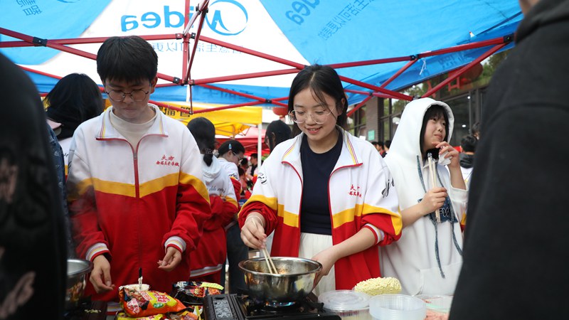 4月29日，在大方金塔英才学校第五届校园美食节现场，同学们在制作美食。周训贵摄