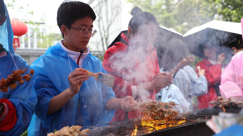 4月29日，在大方金塔英才学校第五届校园美食节现场，同学们在制作美食。周训贵摄