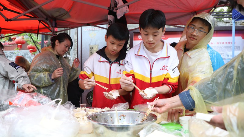 4月29日，在大方金塔英才学校第五届校园美食节现场，同学们在制作美食。周训贵摄