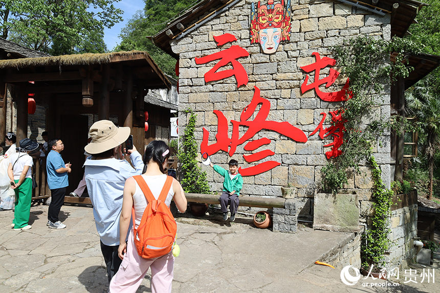 游客打卡拍照。人民网 李丽萍摄