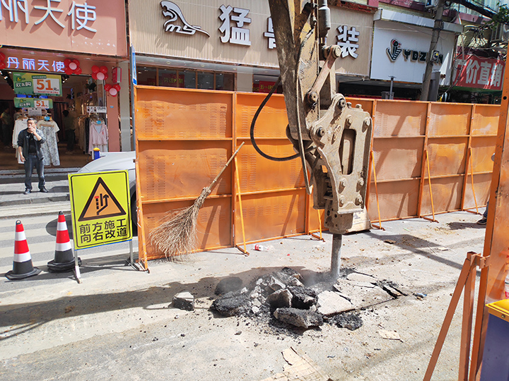 燃气管道改造工程现场。陈昱摄