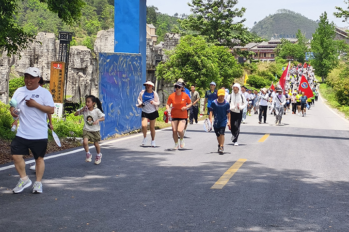 徒步活動。