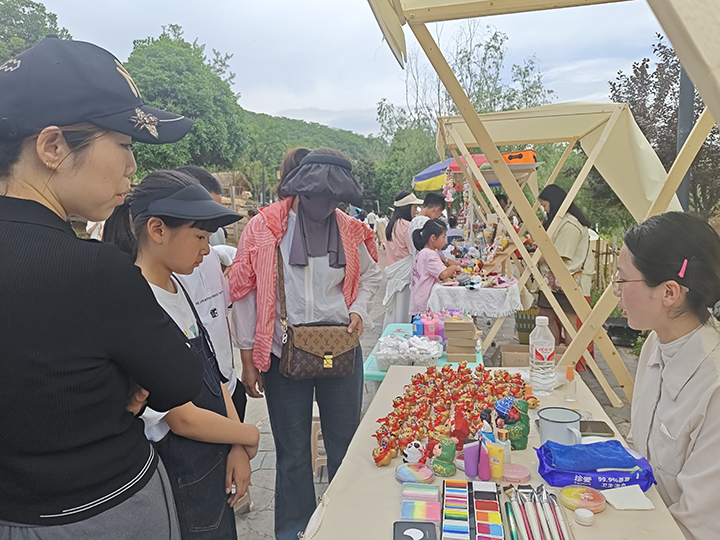 小西湖景区推出了西湖汇集·好玩集市吸引游客消费。