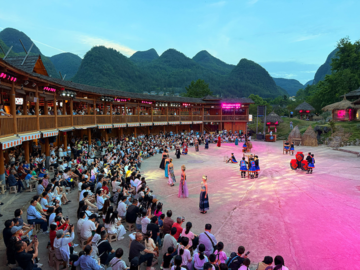 1 全新升级的《瑶山·瑶人》实景演出生动展现瑶族生活画卷，场场座无虚席。瑶山古寨景区供图