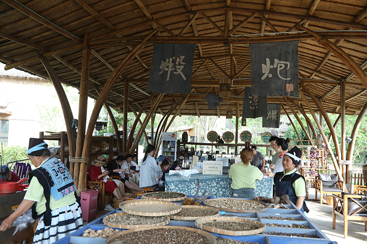 游客们体验瑶山足浴。
