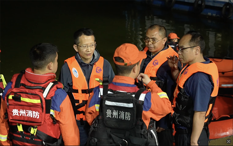 人民日报记者直击贵州黔西救援第一线：争分夺秒 全力以赴