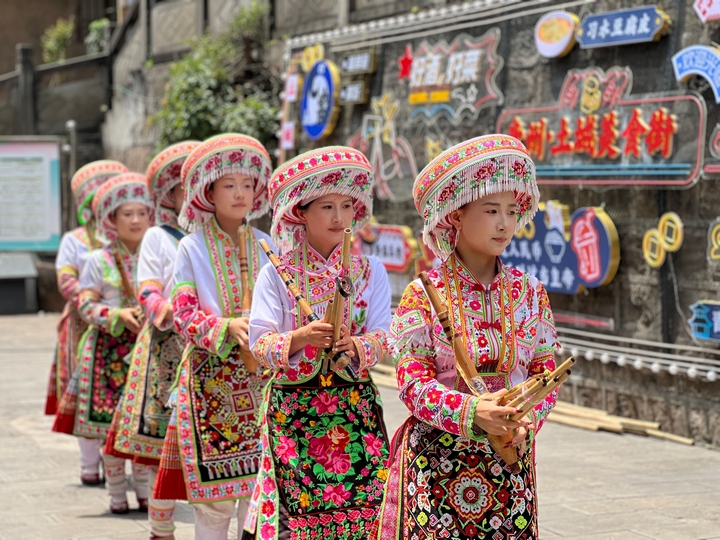 5、苗族服饰展示。习水融媒供图.jpg