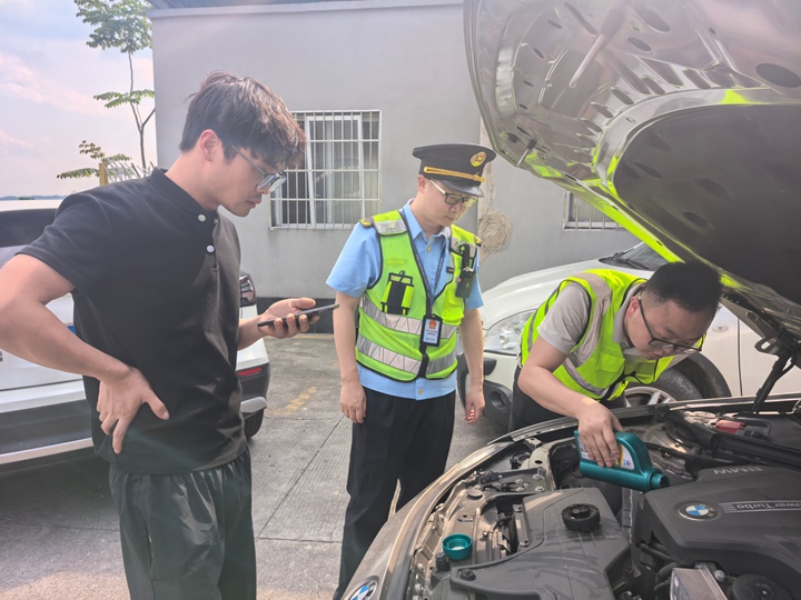 帮助游客故障车辆加机油。