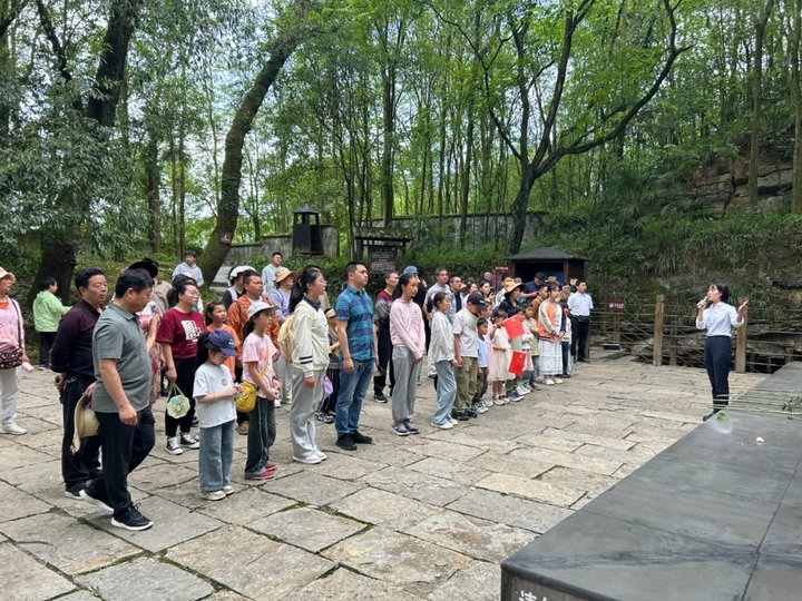 1红色旅游热度攀升.jpg