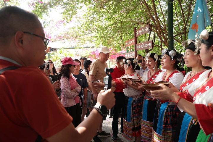 网络大V和媒体记者们正在感受当地的敬酒文化.jpg