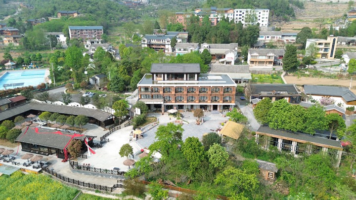 长岗镇民宿群落。