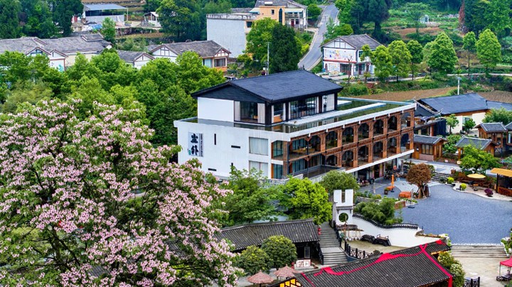 长岗镇尘外楠山民宿。