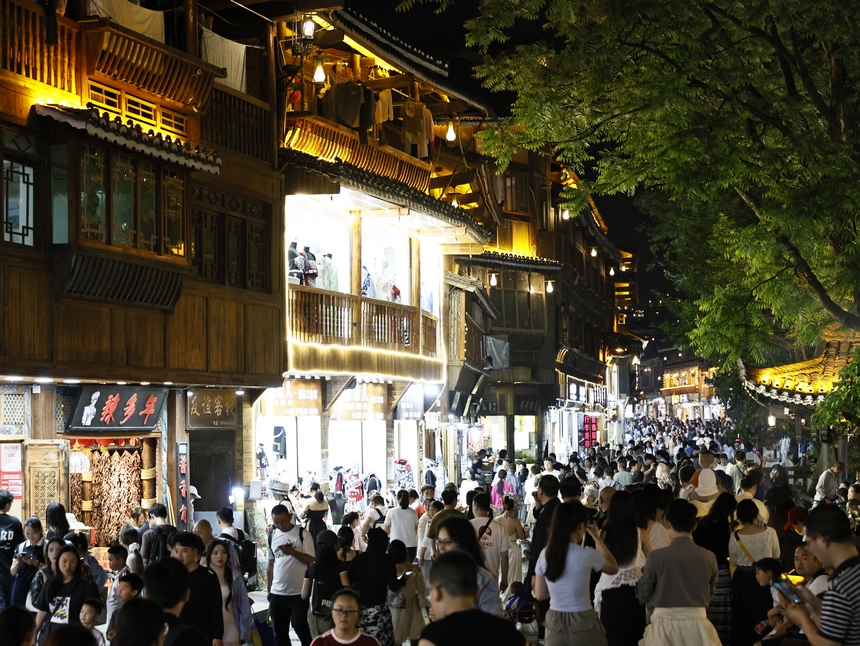 西江千戶苗寨熙熙攘攘的游客。