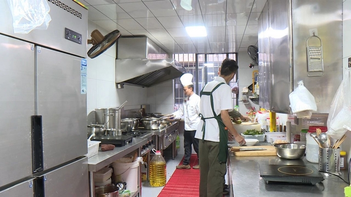 1 图为韭黄村的夜市一条街充满烟火味。.jpg