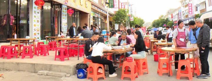 2 图为韭黄村的夜市一条街充满烟火味。.jpg