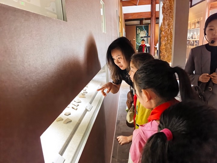 图为结对志愿者带领未成年人在铜仁市博物馆参观学习。