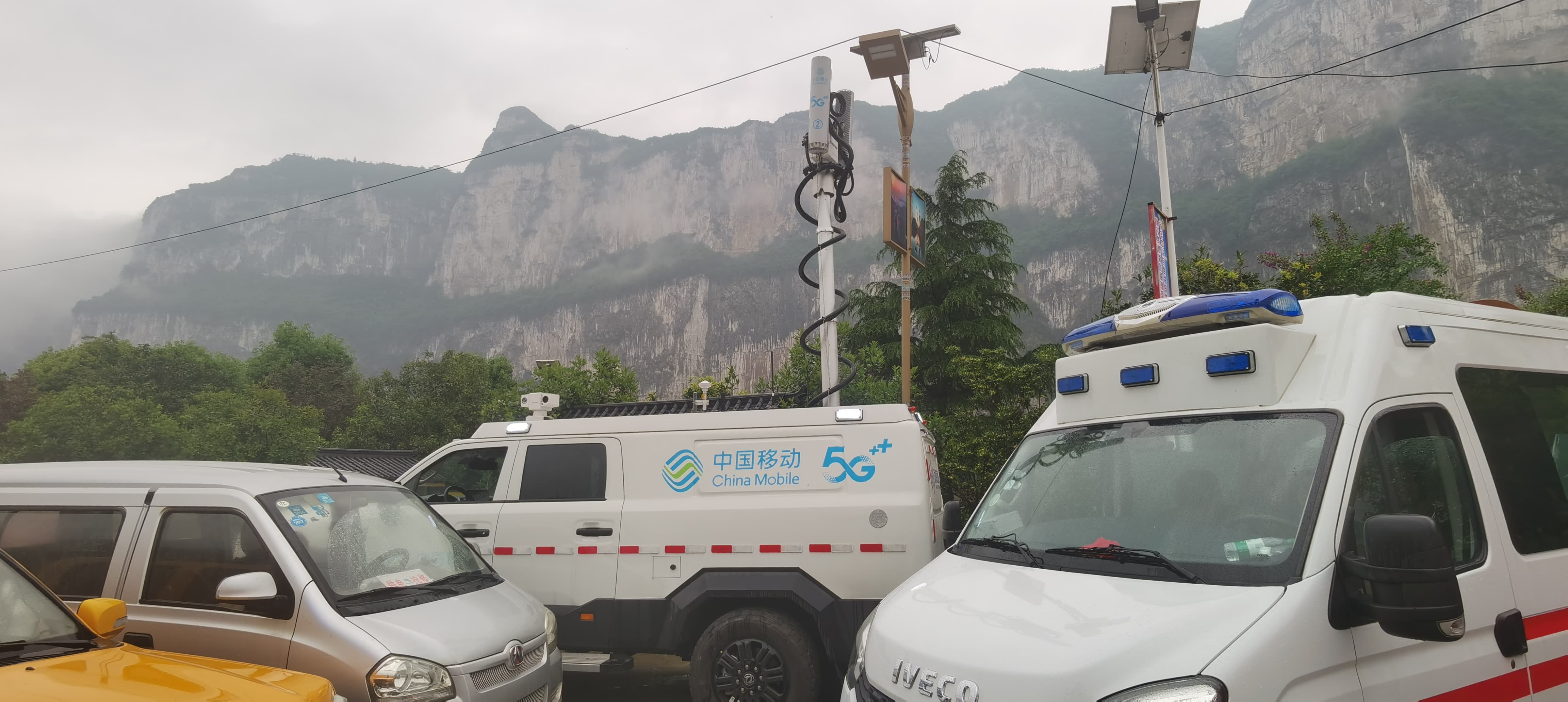 图为贵州移动为现场救援工作提供通信保障。