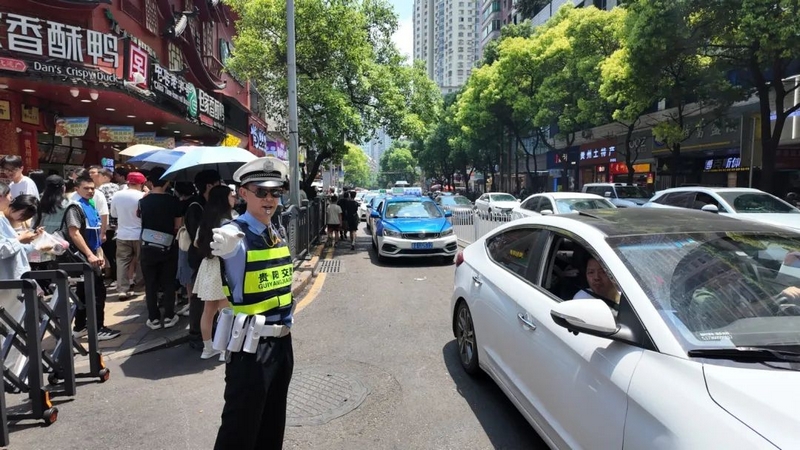 云岩交警正在指挥交通。