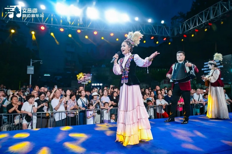 “打起手鼓唱起歌”首届中国新疆民间艺术季优秀节目巡演。