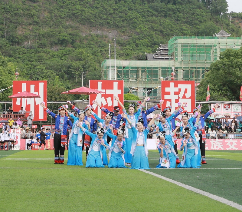 国家税务总局榕江县税务局青年干部在“贵州村超”球场表演舞蹈《家园》，用活泼生动的舞姿诠释对家园的热爱、对美满生活的向往。