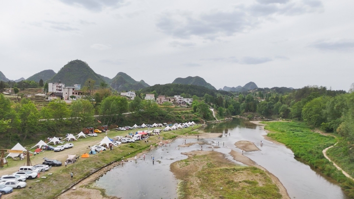 游客露营.jpg