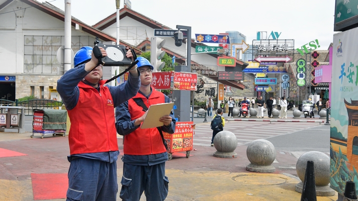 1、“五一”假期，在安顺古城“逛吃逛吃”的游客日均超过5万人次。为确保景区用电，南方电网贵州安顺供电局城区分局组织保供电队伍，在加强对景区供电线路、设备巡检的同时，实时对用电负荷用电进行监测。陈娟摄.jpg