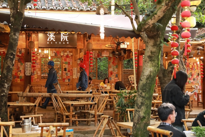 3、5月1日，凯里雷山供电局西江供电所工作人员在西江千户苗寨景区进行用电检查，宣传安全用电知识，为游客提供舒适的旅游体验。贾芸 摄.jpg