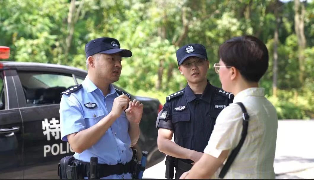 黃果樹旅游區多部門聯動確保交通安全通暢。.jpg