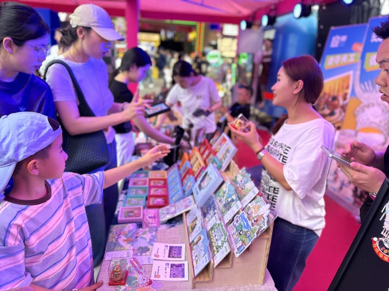 游客购买“贵系列”商品。