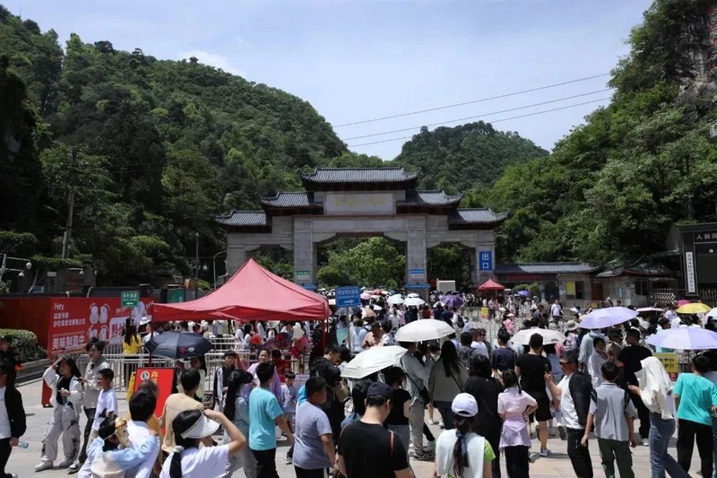 “五一”节期间，黔灵山公园迎来大量游客。