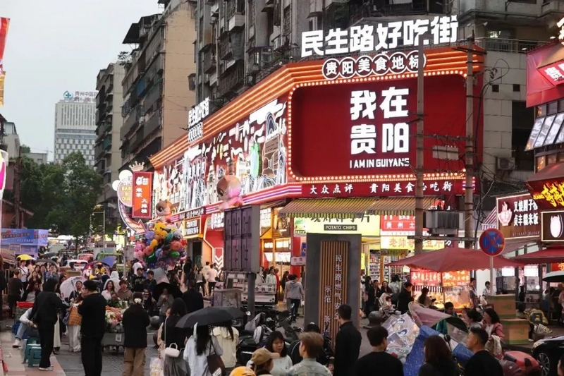 民生路好吃街人山人海。