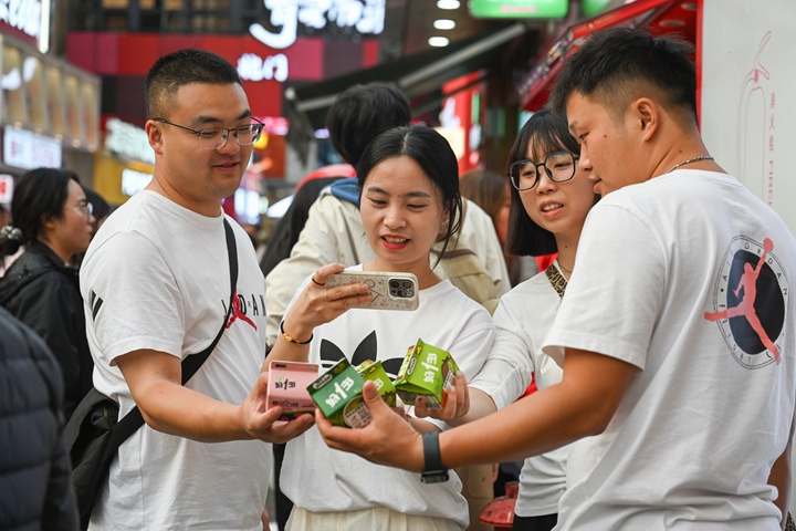 游客争相打卡。
