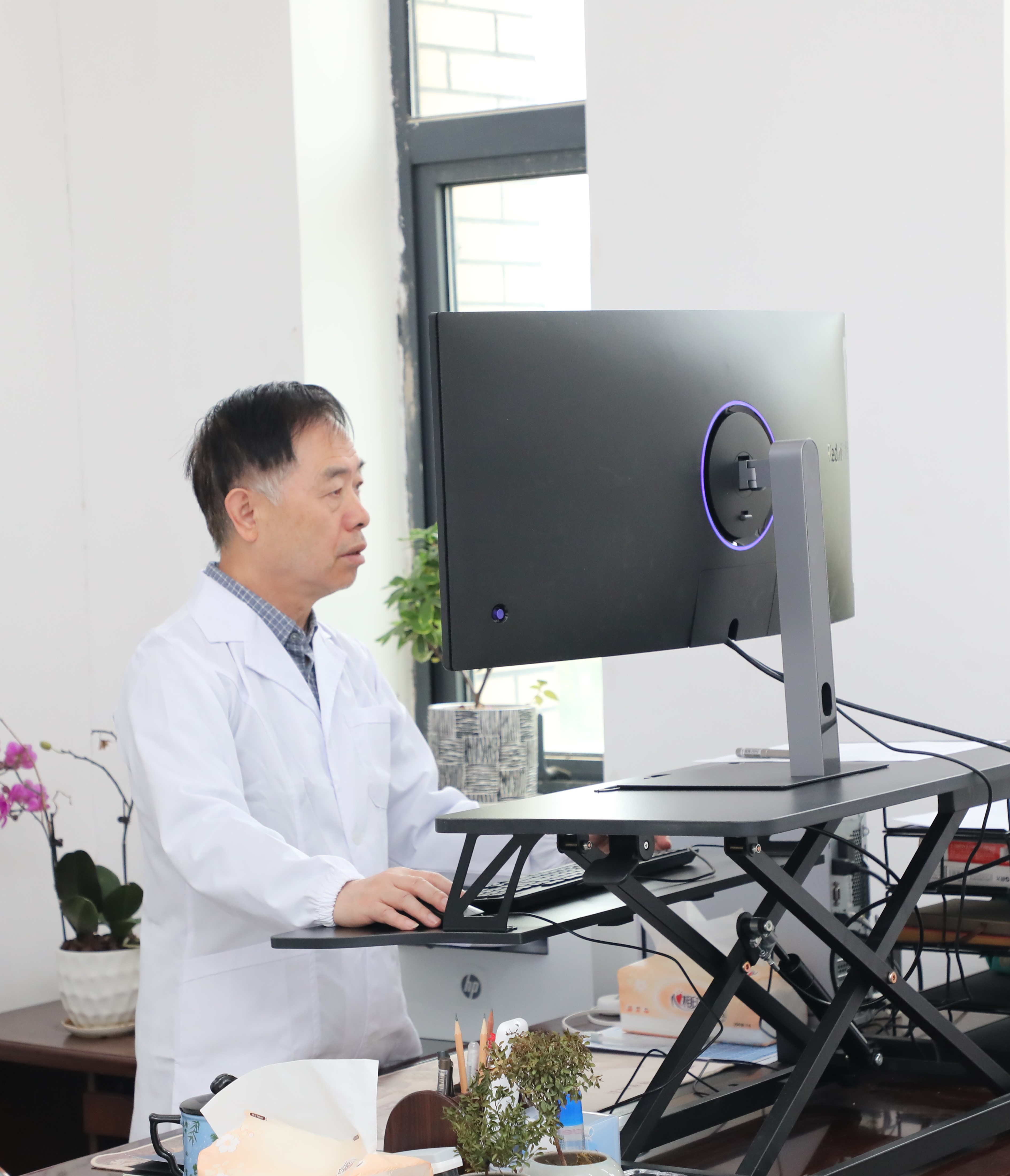 腰椎不好，武汉大学帮扶贵州师范大学生物学学科领队孙蒙祥教授站着办公。薄文鹤 摄