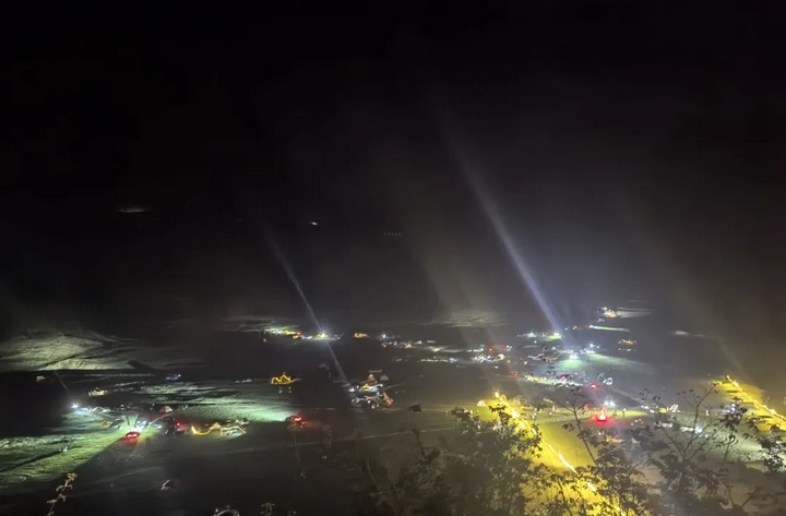 夜幕下的露营基地.webp.jpg
