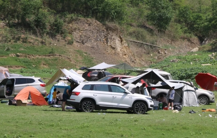 在露营基地游玩的游客们.webp.jpg