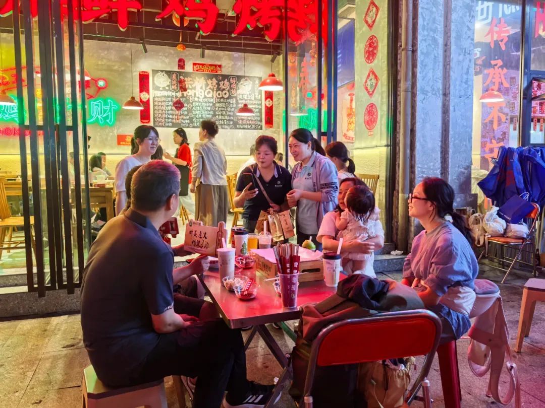 图为“遵味烧烤”热闹非凡。