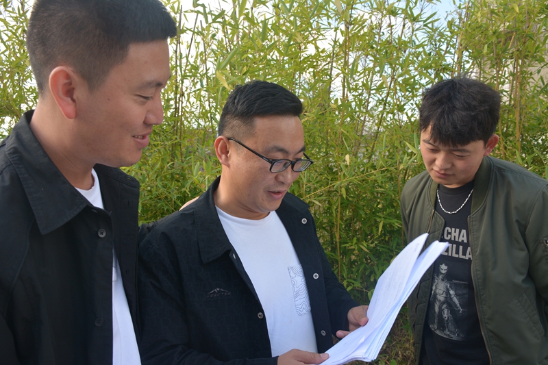 兼职律师开展烟草专卖法律法规知识宣传。