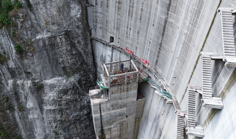 凹水河水庫建設現場建設者們奮戰一線 確保項目早日完工。