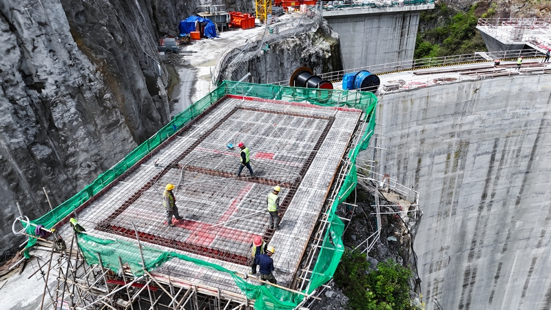 凹水河水庫建設現場建設者們奮戰一線 確保項目早日完工。