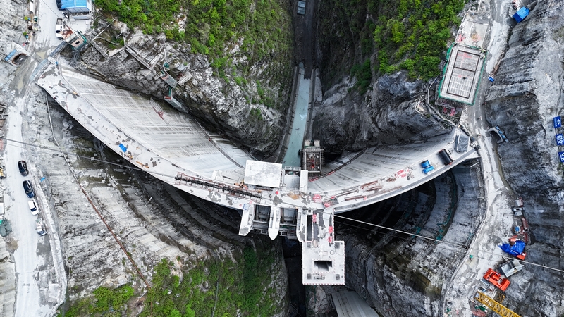 凹水河水庫建設現場建設者們奮戰一線 確保項目早日完工。